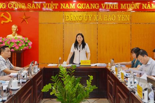 Phó Chủ tịch UBND tỉnh Vũ Thị Hiền Hạnh duyệt văn kiện Đại hội Đảng bộ xã Xuân Hòa, Thượng Hà, Phúc Khánh