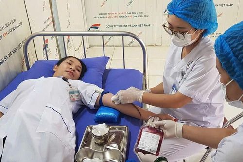 2 cán bộ Trung tâm Y tế khu vực Lục Yên hiến máu cứu sống sản phụ chửa ngoài tử cung vỡ