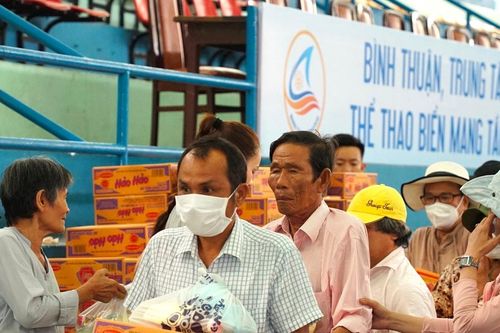 Lâm Đồng: Trao 400 suất quà chia sẻ với các hoàn cảnh khó khăn