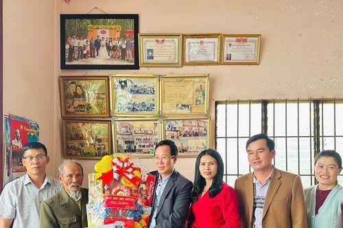 Phó Chủ tịch UBMTTQ Việt Nam tỉnh Lâm Đồng Phạm Triều thăm, tặng quà người có công tiêu biểu tại xã Ka Đô và D'Ran