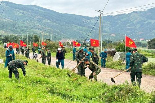 Ban CHPT Khu vực 1 làm công tác dân vận, giúp dân khắc phục hậu quả thiên tai
