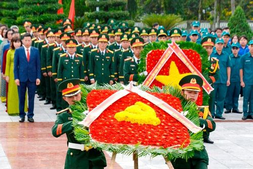 Lãnh đạo tỉnh Lâm Đồng viếng các anh hùng, liệt sĩ tại Nghĩa trang Liệt sĩ Đắk Nông