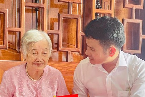 Lãnh đạo Báo và Phát thanh, Truyền hình Lâm Đồng thăm, tặng quà gia đình chính sách, người có công với cách mạng