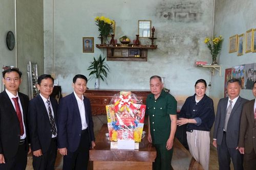 Đồng chí Bùi Huy Thành thăm, tặng quà nhân Ngày Thương binh - Liệt sĩ tại xã Tuy Đức