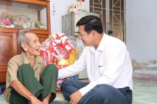 Phó Chủ tịch HĐND tỉnh Tiêu Hồng Phúc thăm Anh hùng lực lượng vũ trang Nhân dân, thương binh