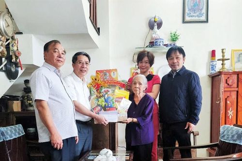 Lãnh đạo 3 phường mang tên Bảo Lộc thăm, tặng quà gia đình chính sách, người có công tiêu biểu