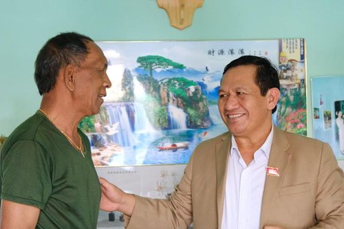 Đồng chí K' Mák thăm, tặng quà thương binh K'Rưng tại xã Đinh Trang Thượng