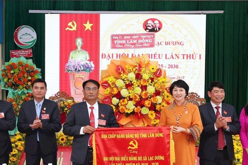 Phó Bí thư Tỉnh ủy, Chủ tịch Ủy ban MTTQ Việt Nam tỉnh Phạm Thị Phúc dự Đại hội tại xã lớn nhất tỉnh