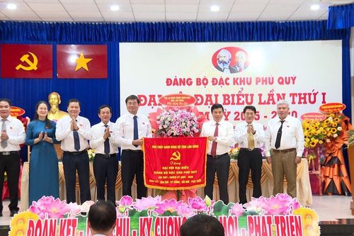 Bí thư Tỉnh ủy Y Thanh Hà Niê Kđăm: Phú Quý cần phát triển bền vững gắn với bảo vệ vững chắc chủ quyền