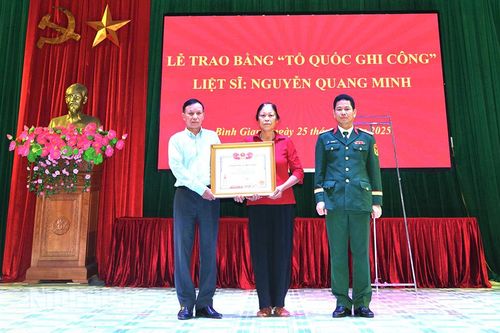 Trao Bằng 'Tổ quốc ghi công' liệt sĩ Nguyễn Quang Minh