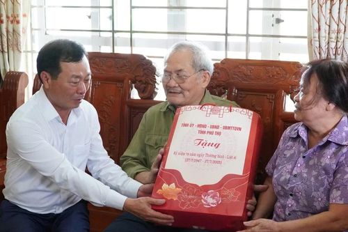 Chủ tịch HĐND tỉnh Bùi Văn Quang thăm, tặng quà thương, bệnh binh xã Phù Ninh