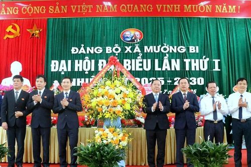 Phó Bí thư Thường trực Tỉnh ủy Nguyễn Phi Long dự và chỉ đạo Đại hội Đảng bộ xã Mường Bi