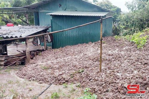 Mưa lớn gây sạt lở đất tại xã Quỳnh Nhai