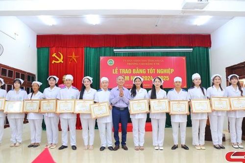 Trường Cao đẳng Y tế Sơn La tổ chức lễ trao bằng tốt nghiệp năm học 2024-2025