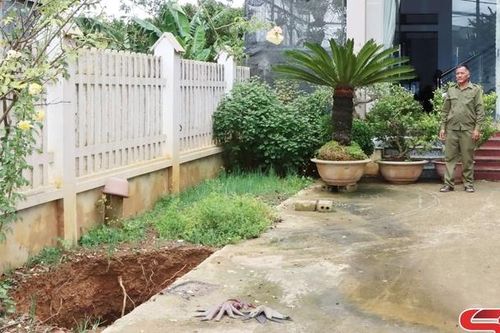 Xuất hiện hố sụt lún tại tiểu khu Quyết Thắng, xã Mai Sơn