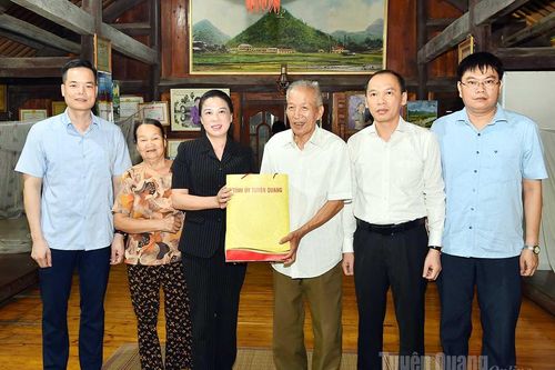 Phó Bí thư Thường trực Tỉnh ủy Lê Thị Kim Dung thăm, tặng quà thương binh nhân Ngày Thương binh - Liệt sĩ