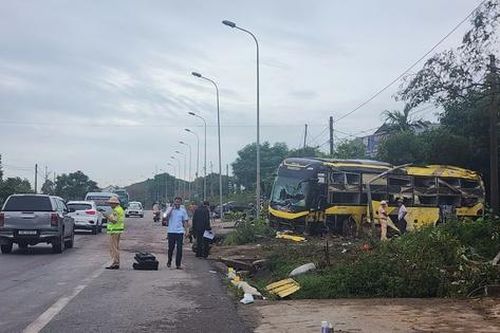 Ô tô khách tự lật ở Hà Tĩnh, 10 người tử vong, nhiều người bị thương