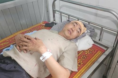 Nạn nhân vụ lật xe khách 10 người chết: 'Khi tỉnh dậy, tôi thấy xe đã đè lên vợ'