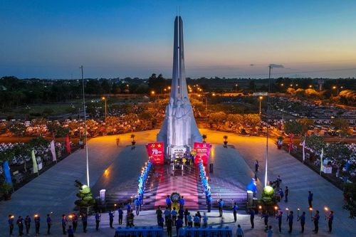An Giang: Hàng trăm cán bộ, chiến sĩ, đoàn viên dâng hương, thắp nến tri ân các Anh hùng liệt sĩ