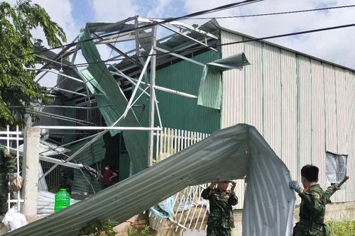 Hoàn lưu bão số 3 làm sập, tốc mái hơn 500 căn nhà tại Đồng Tháp