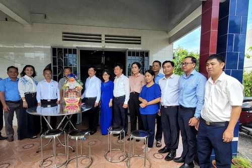 Chủ tịch HĐND TP. Hồ Chí Minh Võ Văn Minh thăm, tặng quà người có công