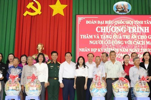 Trưởng Ban Tuyên giáo và Dân vận Trung ương Nguyễn Trọng Nghĩa tặng quà gia đình chính sách tại xã Tuyên Bình, Tây Ninh