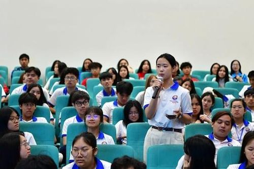 Kiều bào trẻ giao lưu với những chiến sĩ 'mũ nồi xanh' Việt Nam