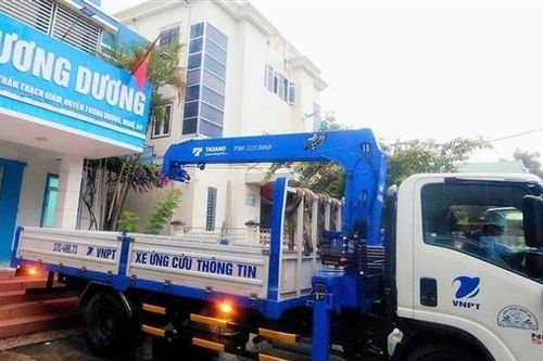 Người VNPT 'vượt lũ, giữ sóng', hỗ trợ vận chuyển nhu yếu phẩm cho người dân vùng lũ