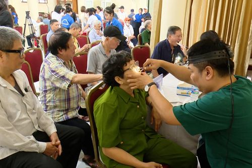 Hà Nội chăm sóc sức khỏe cho 10.000 người có công
