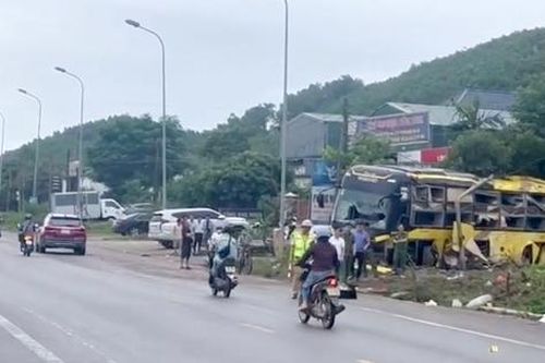 Tai nạn xe khách trên Quốc lộ 1A ở Hà Tĩnh khiến 9 người tử vong
