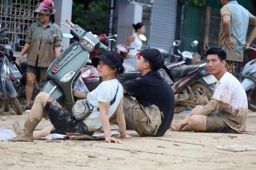 Người dân Nghệ An thất thần trước đống bùn lầy sau lũ dữ