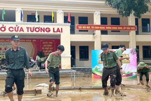Công an, Bộ đội Biên phòng nỗ lực hỗ trợ dọn bùn lầy trong trường học nơi rốn lũ Nghệ An