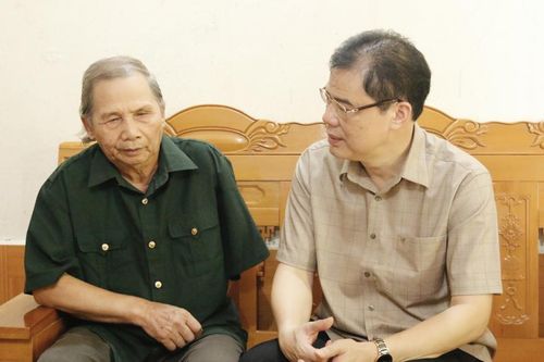 Phó Bí thư Thường trực Tỉnh ủy Vũ Hồng Quang tặng quà gia đình chính sách phường Nùng Trí Cao