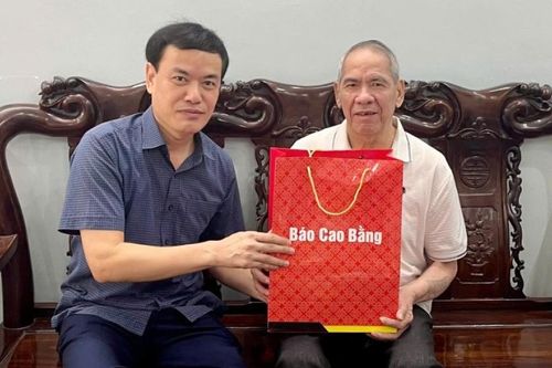 Báo Cao Bằng tặng quà gia đình chính sách, người có công với cách mạng