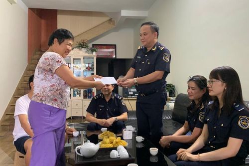 Chi cục Hải quan khu vực XVI tặng quà gia đình chính sách