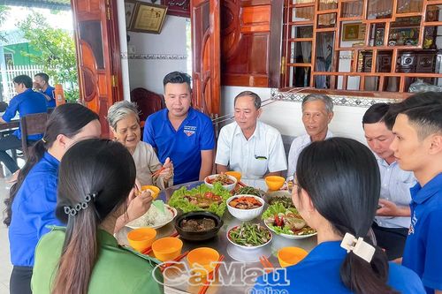 Bữa cơm sum vầy, ấm áp yêu thương