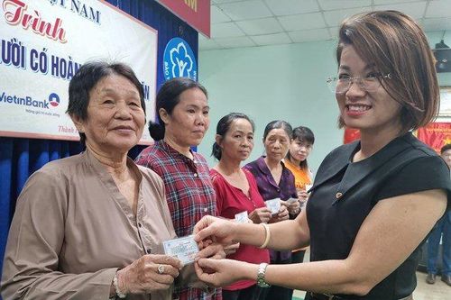 Bảo đảm người cận nghèo tham gia đầy đủ bảo hiểm y tế