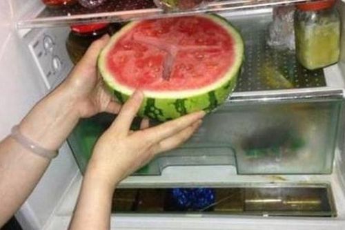 Suýt mất mạng vì... ăn dưa hấu để tủ lạnh qua đêm