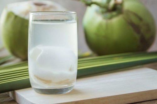Đừng tưởng nước dừa lành tính: Uống sai có ngày rước họa vào thân