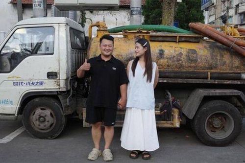 Cô gái bỏ nghề giáo, vượt 700km về quê sống cùng bạn trai làm nghề hút bể phốt