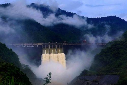 Nước lũ vẫn đổ về, nhiều hồ thủy điện tiếp tục xả lũ