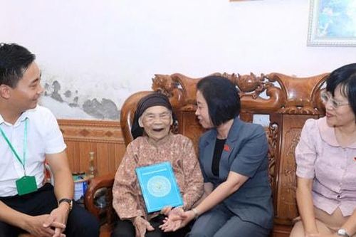 Phó Chủ tịch HĐND thành phố Phạm Thị Thanh Mai thăm, tặng quà người có công xã Minh Châu