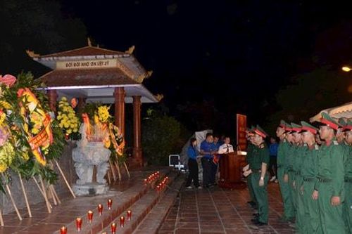 Phường Tùng Thiện thắp nến tri ân các Anh hùng liệt sĩ