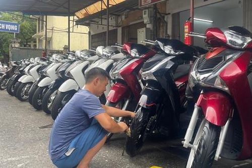 Trước lộ trình cấm xe xăng, chợ xe máy lớn nhất Hà Nội: 'Trước bán 10, giờ mất 9'