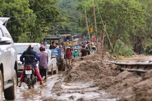 Cận cảnh trục giao thông huyết mạch Quốc lộ 7 tan hoang sau lũ