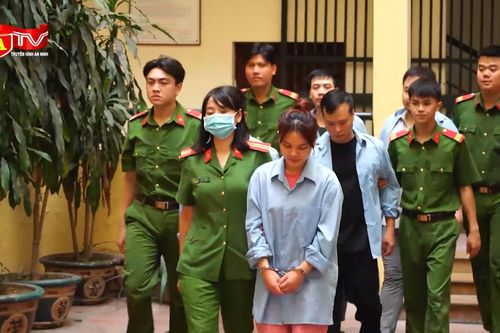 Đột kích 'tổng kho' thuốc lá điện tử chuyên giao dịch trên mạng xã hội