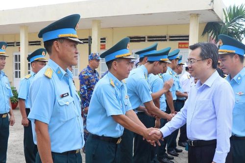 Lãnh đạo TP Hồ Chí Minh thăm và tặng quà cựu tù chính trị, gia đình liệt sĩ và người có công