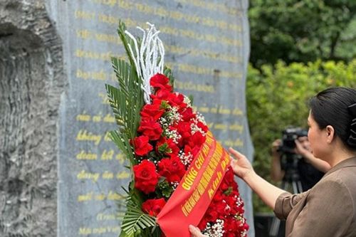 Phó Chủ tịch Hà Thị Nga tri ân người có công và trao tặng phòng học tại Tuyên Quang