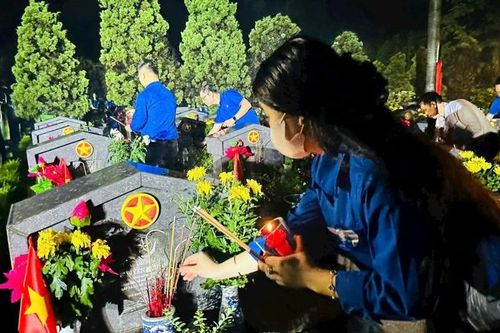 Tuổi trẻ Thủ đô thắp nến tri ân, trao tặng gần 80 di ảnh các liệt sĩ đã được phục dựng