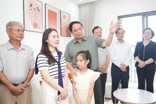 Thủ tướng Chính phủ thăm các hộ gia đình ở khu nhà ở xã hội tại Huế